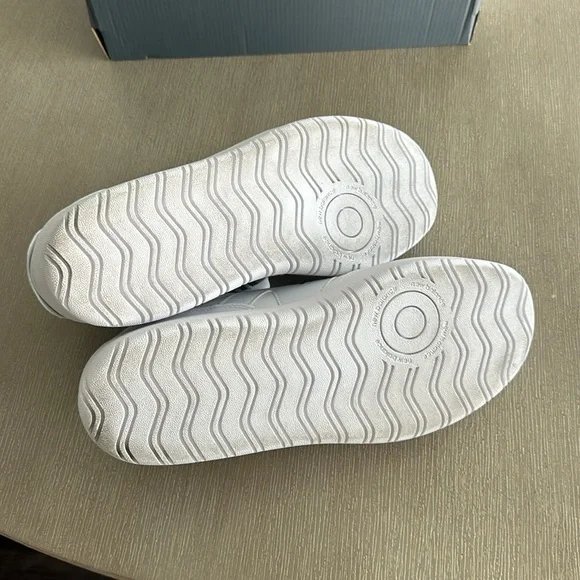 New Balance Men’s Sneakers - Picture 5 of 8